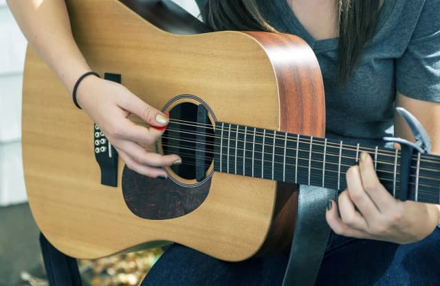 Die Bedeutung der Zargen für den Klang und die Konstruktion von Gitarren Die Bedeutung der Zargen für den Klang und die Konstruktion von Gitarren