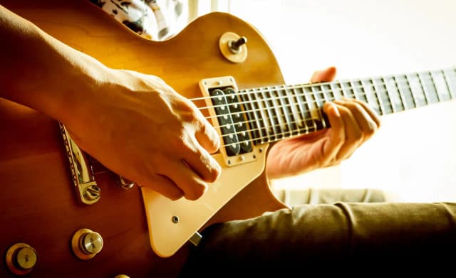 Wie viel kostet eine E-Gitarre? Preisspanne für Anfänger und Profis Wie viel kostet eine E-Gitarre? Preisspanne für Anfänger und Profis
