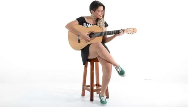 Der perfekte Stuhl zum Gitarre spielen: Komfort und Unterstützung finden Der perfekte Stuhl zum Gitarre spielen: Komfort und Unterstützung finden